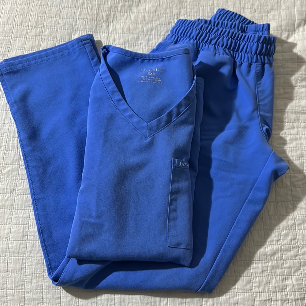 Jaanuu scrub set